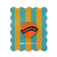 BY31&reg; Pin "Badass babe" su un cartoncino blu ottanio-arancio bruciato-rosa salmone-bordeaux-oro