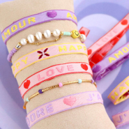 Set di ispirazione Ecco come creare una bellissima collezione di bracciali di nastro con testo