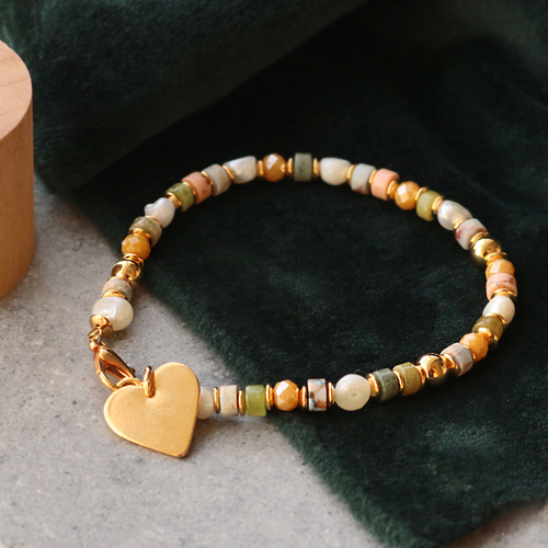 Ora puoi iniziare a creare bijoux con la nostra nuova collezione di perline in pietra naturale