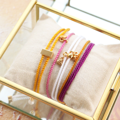 Crea facilmente braccialetti con ciondoli con cordoncino alla moda