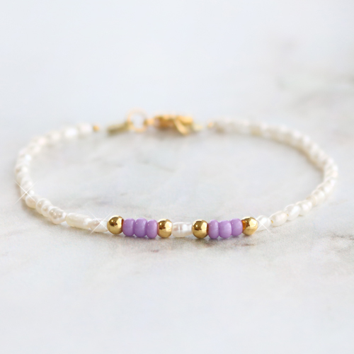 Accessori estivi da realizzare con cordoncino macram&egrave;, perle d&rsquo;acqua dolce e perline a forma di conchiglia: