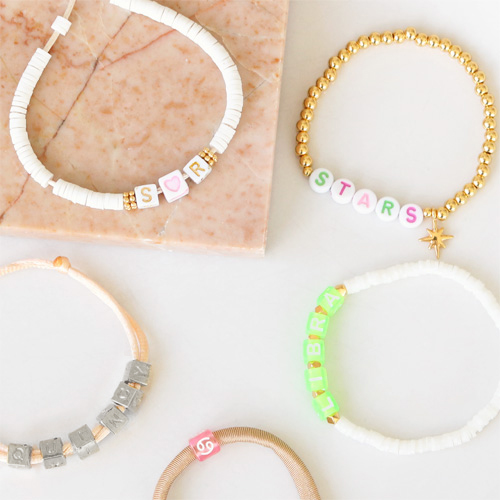 Fantastici braccialetti estivi da creare con le perline alfabeto e le perline dello zodiaco: 