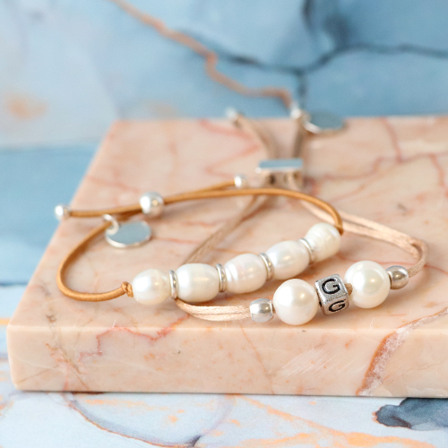 Puoi realizzare questi bracciali con la nuovissima collezione di perle d&rsquo;acqua dolce