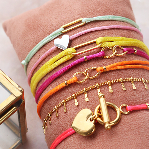 Realizza braccialetti colorati con cordoncino di raso e distanziatori in acciaio inox 