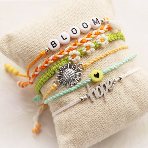 Lasciati ispirare e crea bracciali estivi di tendenza con la coda di topo!  