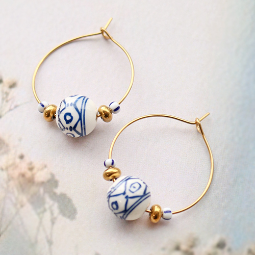 Idee creative per realizzare gioielli unici con le perline in ceramica, dipinte a mano