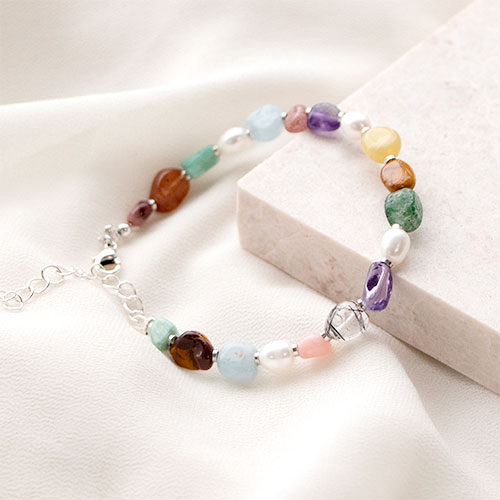 Ecco come realizzare una collezione di bracciali con perline in pietra naturale