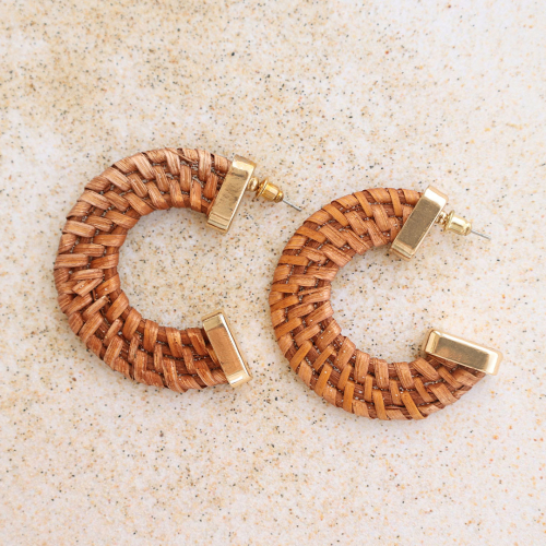 Ecco come realizzare orecchini con pendenti in rattan