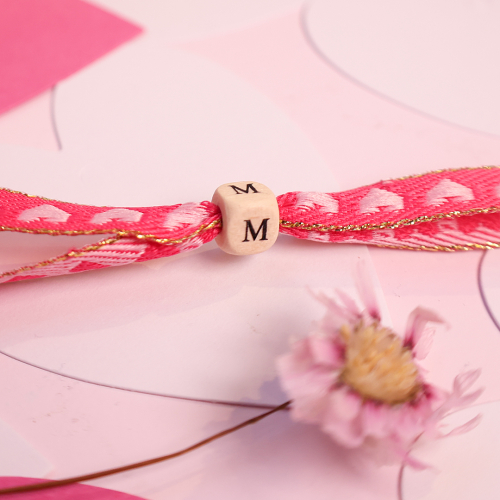 Ecco come creare braccialetti con nastro con testo