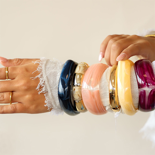 Braccialetti in resina e metallo, un tocco di eleganza moderna