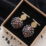 Orecchini e spille festosi con ornamenti in stile grappolo e ciondoli pon pon!
