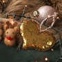 Qui vedi come creare simpatici addobbi per l'albero di Natale