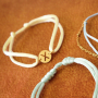 Ecco come creare braccialetti personalizzati con lettere e cordoncino di raso: