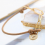Hai bisogno di ispirazione? Ecco come realizzare facilmente braccialetti alla moda con filo elastico