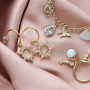 Orecchini e bracciali di tendenza con ciondoli e distanziatori con zirconia: