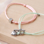 Realizza braccialetti colorati con cordoncino di raso e distanziatori in acciaio inox 