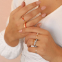 Combina diversi anelli per un look elegante