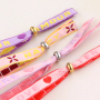 Usa questo bel nastro per la tua collezione di bracciali