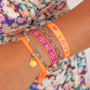 Mettiti all&rsquo;opera con il nastro con testo per creare bracciali di tendenza