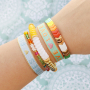 Idee per braccialetti con perline in acrilico, perline sfaccettate e nastro con testo