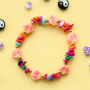 Lasciati ispirare! Realizza braccialetti di perline con un tocco allegro