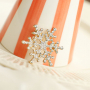 Mixa & Abbina: Crea il tuo look festivo con pins e broches