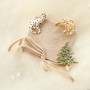 Mixa & Abbina: Crea il tuo look festivo con pins e broches