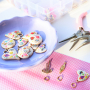 Crea una collana funky con ciondoli in metallo con smalto