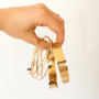 Vibrazioni da festival estivo con bracciali in metallo