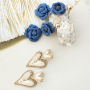 Momento di ispirazione con orecchini in rafia e denim