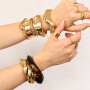 Mettiti all'opera per la tua arm party di braccialetti