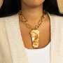 Mix & match con spille statement accattivanti