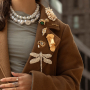 Bracciali bangle & spille: i pezzi statement della stagione