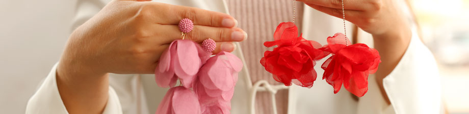 Novità! Orecchini alla moda a forma di fiori e fiocchi Novità! Orecchini alla moda a forma di fiori e fiocchi