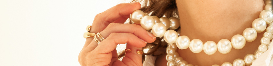 Collezione trendy e scintillante di perle di vetro